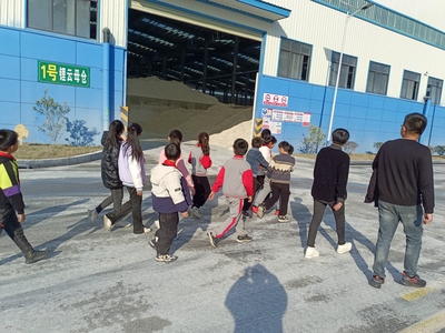 師生探訪鋰礦企業，共鑒礦物洗選之妙——宜豐縣棠浦鎮開展鋰礦產業研學活動
